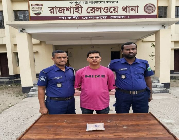 রাজশাহীতে ট্রেনে অভিযান: ১০০ গ্রাম হেরোইনসহ যুবক গ্রেপ্তার