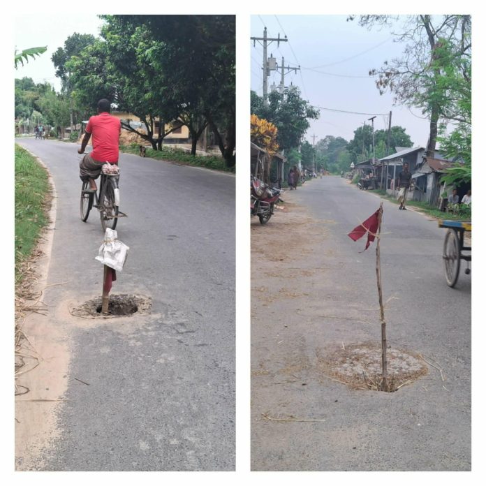 হাটগাঙ্গোপাড়া ভবানীগঞ্জ পাকা রাস্তায় গর্ত স্থানীয়দের লাল ফিতায় সতর্ক সংকেত