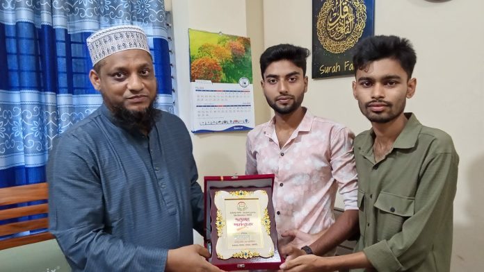 রয়্যাল আল্ট্রাসাউন্ড এন্ড হসপিটালের পক্ষ থেকে তাহেরপুর কলেজ– Student group সংবর্ধনা স্মারক প্রদান