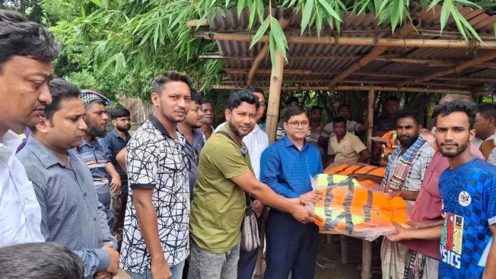 রাজশাহী মিডিল চরে নিরাপত্তায় লাইফ জ্যাকেট বিতরণ