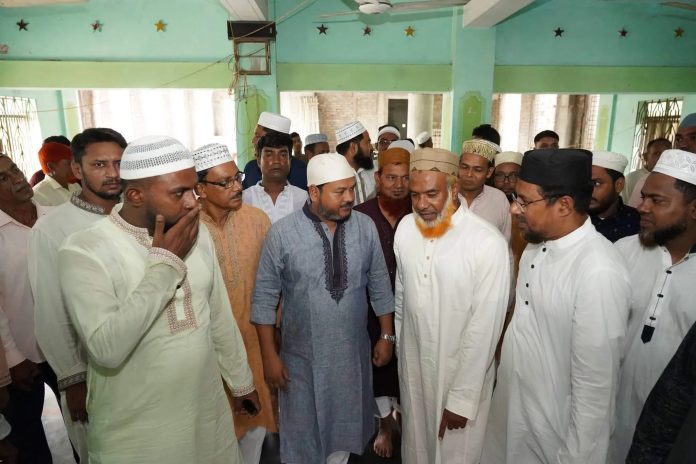 কাজলা বড় জামে মসজিদে জুমার নামাজ আদায় করলেন রাসিক প্রশাসক রিটন