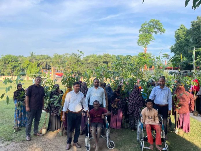 মোহনপুরে মানব সেবা অভিযান সংস্থার উদ্যোগে অসহায়দের মাঝে অর্থ, হুইলচেয়ার ও গাছ বিতরণ