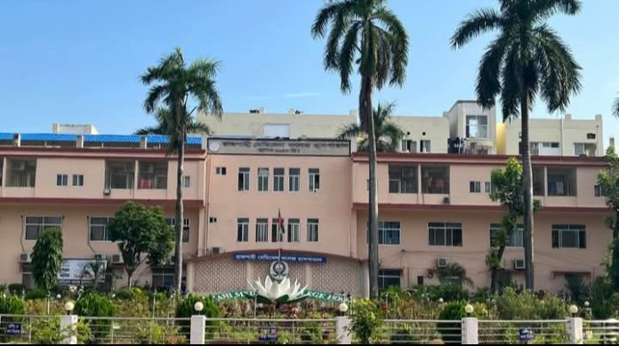 রাজশাহী মেডিকেলের চক্ষু বিভাগে ৪ মাস ধরে রোগী ভর্তি বন্ধ