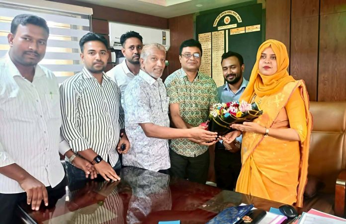 বাগমারা’য় নবনিযুক্ত ইউএনও রিজু তামান্নাকে সাবেক মেয়র মিন্টুর ফুলেল শুভেচ্ছা