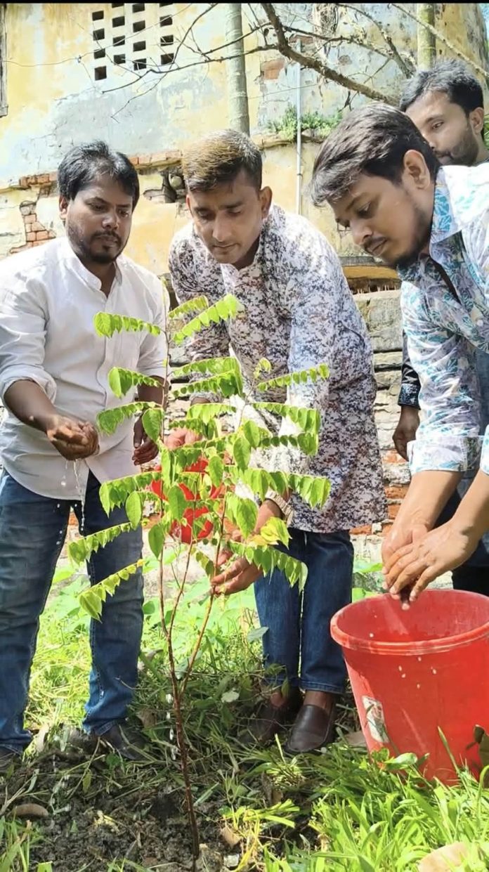 সবুজ নগরী গড়ার প্রত্যয়ে রাজশাহীতে শিক্ষার্থীদের মাঝে যুবদলের বৃক্ষ বিতরণ ও রোপণ